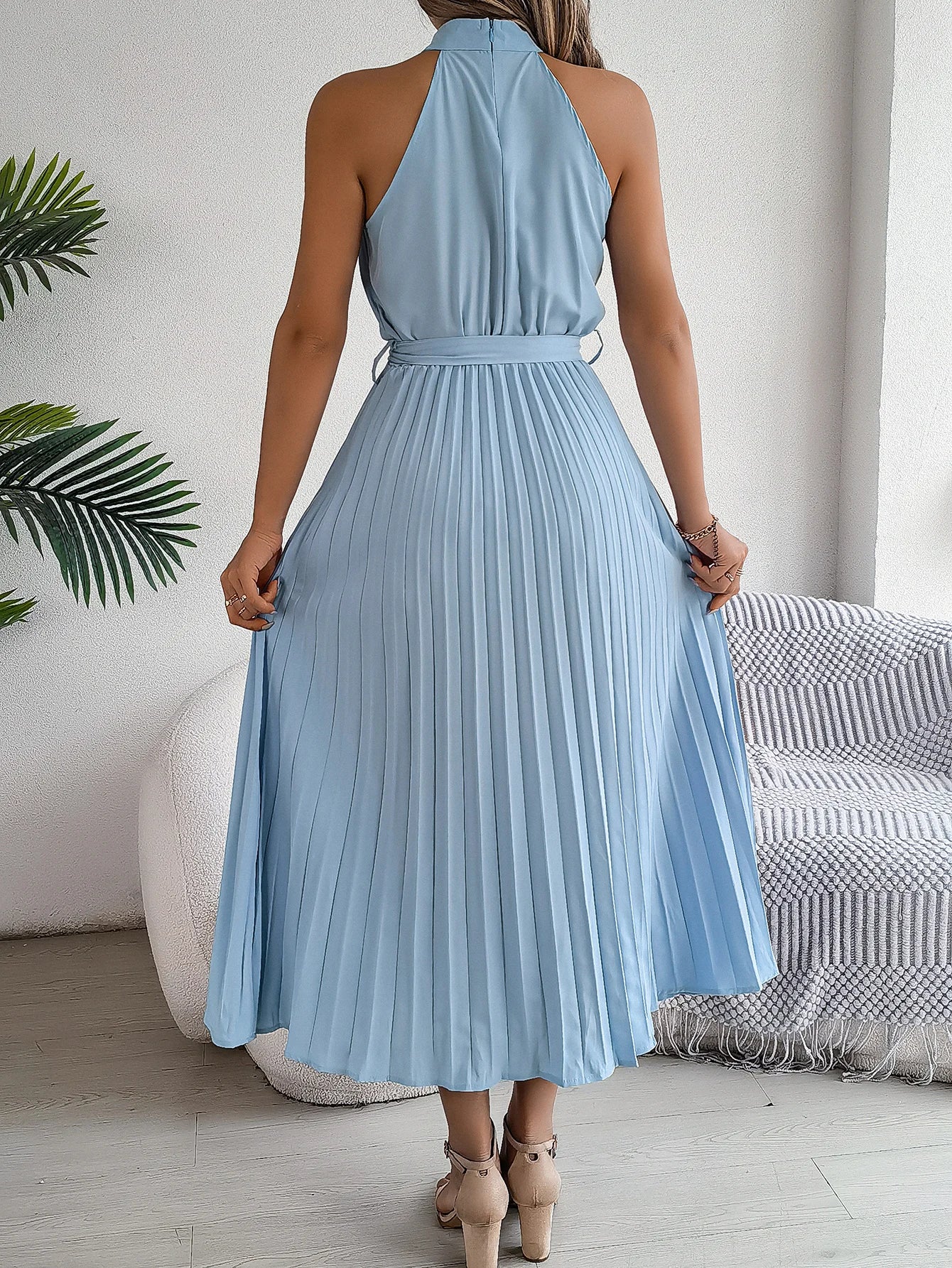 VEIGGARA | Robe élégante avec col montant et lien à la taille