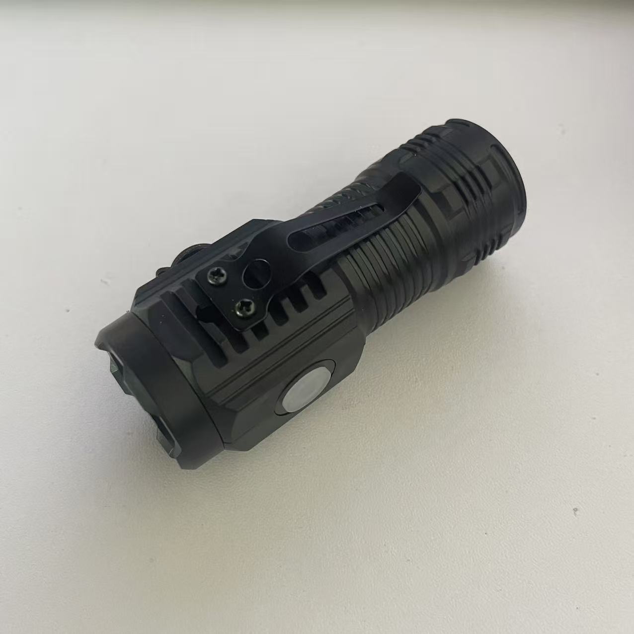 MaxPower™️ - Mini torcia tattica indistruttibile e potente.
