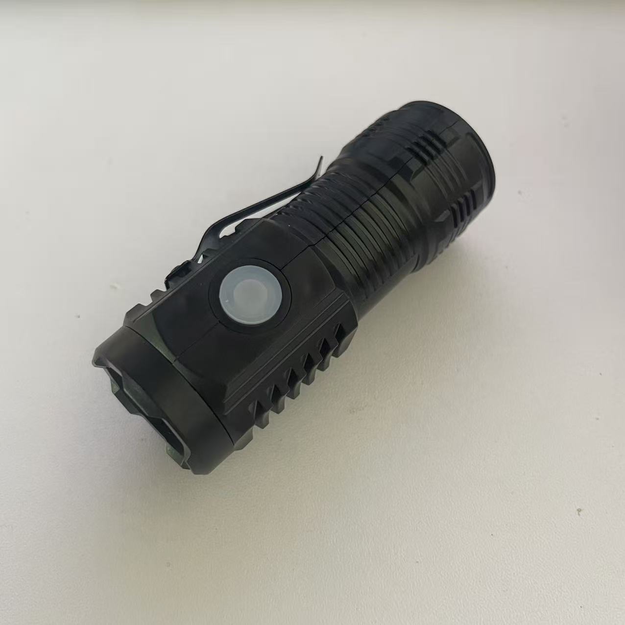 MaxPower™️ - Mini torcia tattica indistruttibile e potente.